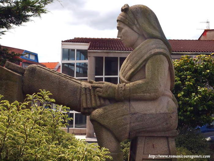 MONUMENTO A LA ENCAJERA. CAMARIÑAS